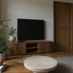 Detal w projekcie salonu: Elegancka szafka RTV na wymiar z zaokrąglonymi krawędziami i elementami plecionki (rattan). Idealne rozwiązanie do mieszkania w bloku w stylu Japandi.