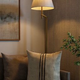 Aranżacja małej przestrzeni w salonie w bloku. Projekt w jasnych, ciepłych kolorach i stylu Natural/Hampton. Projektuję wnętrza w Bielsku-Białej i na Śląsku, stawiając na funkcjonalność.