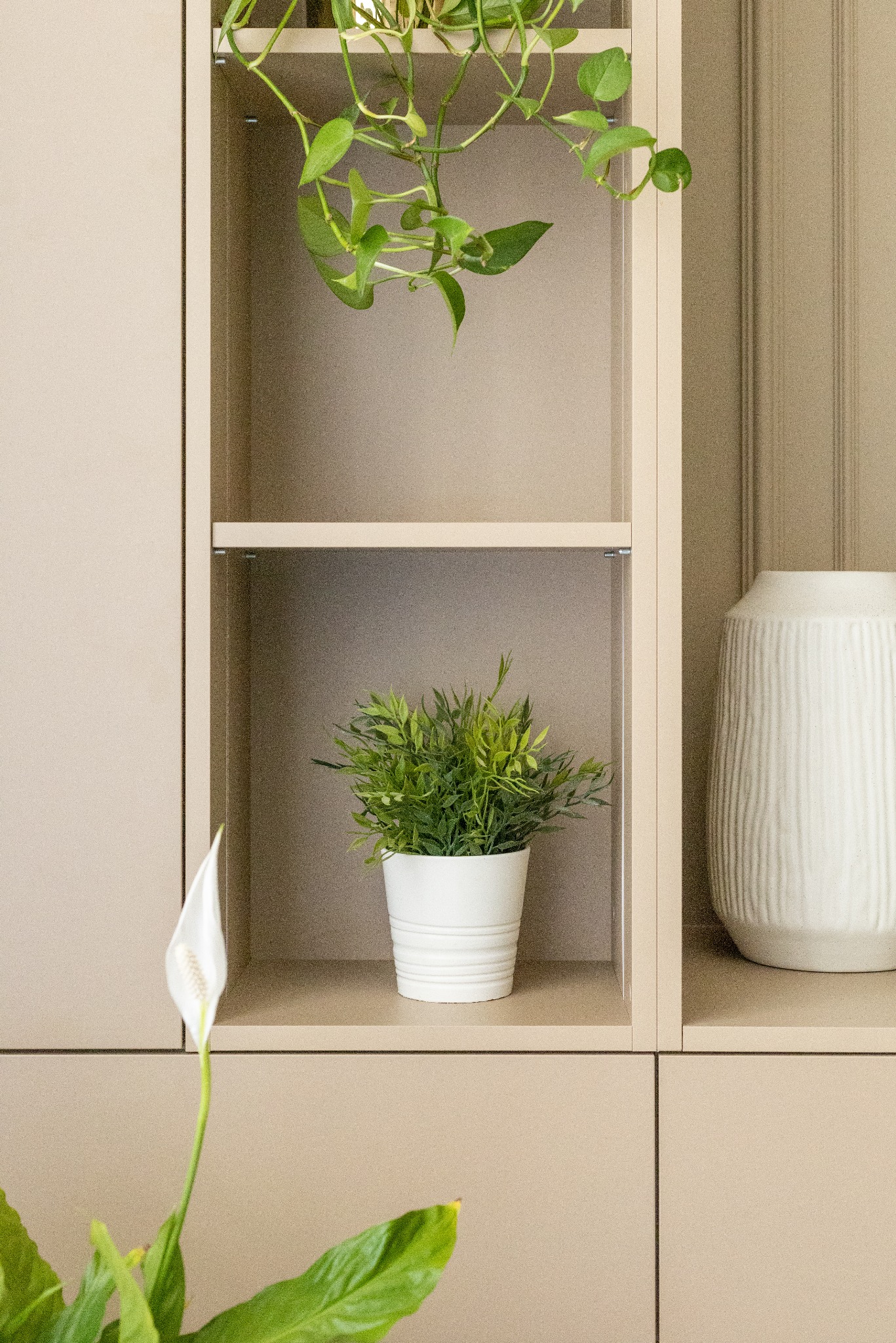 Stolarka meblowa na wymiar, bardzo dokładnie, równo, porządnie.