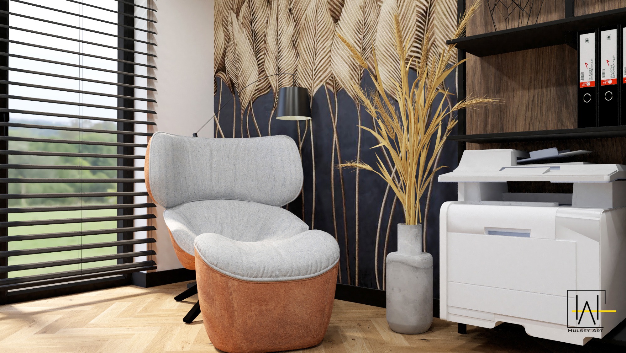 Stylowe biuro z fotelem w odcieniach szarości i pomarańczy, żaluzjami okiennymi i dekoracyjną tapetą w pióra. Na półce segregator i drukarka.