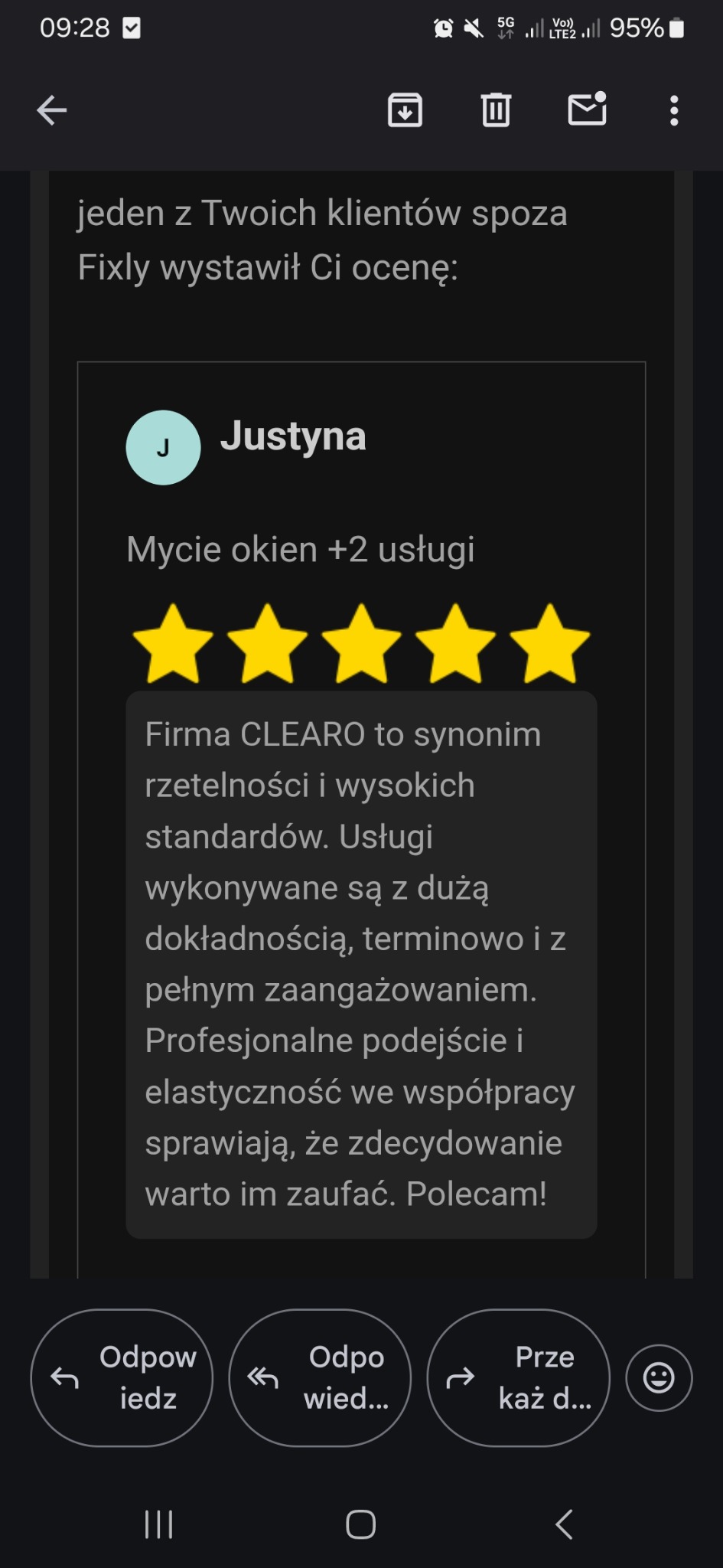 Opinia klienta Justyny o usłudze 'Mycie okien +2 usługi' dla firmy CLEARO, z oceną 5 gwiazdek. Tekst chwali rzetelność, wysokie standardy i profesjonalne podejście.