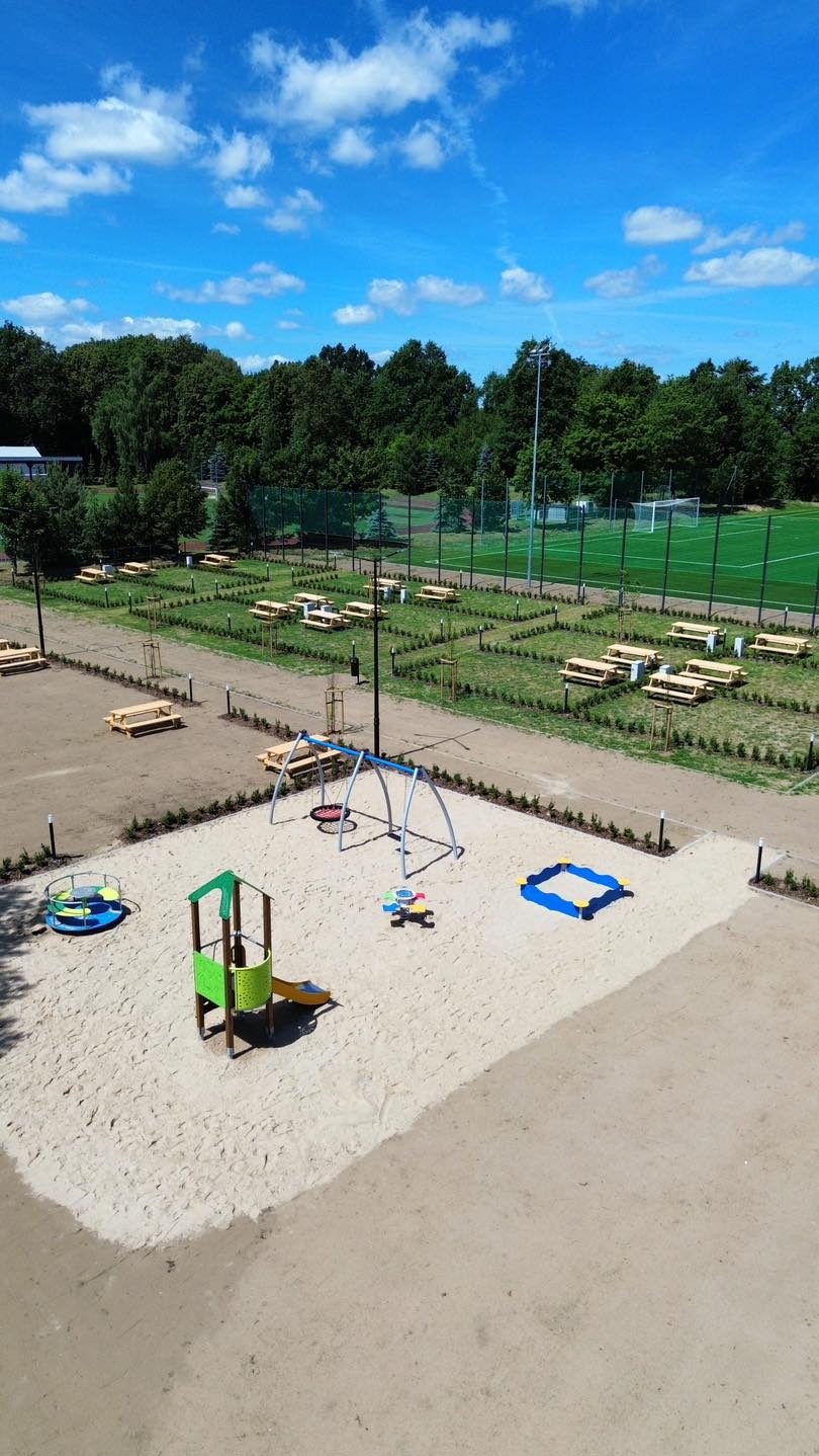 Kawałek realizacji parku w Złotowie, posadzone ponad 50 drzew, 4700 krzewów i wysianie 7500 m2 trawnika