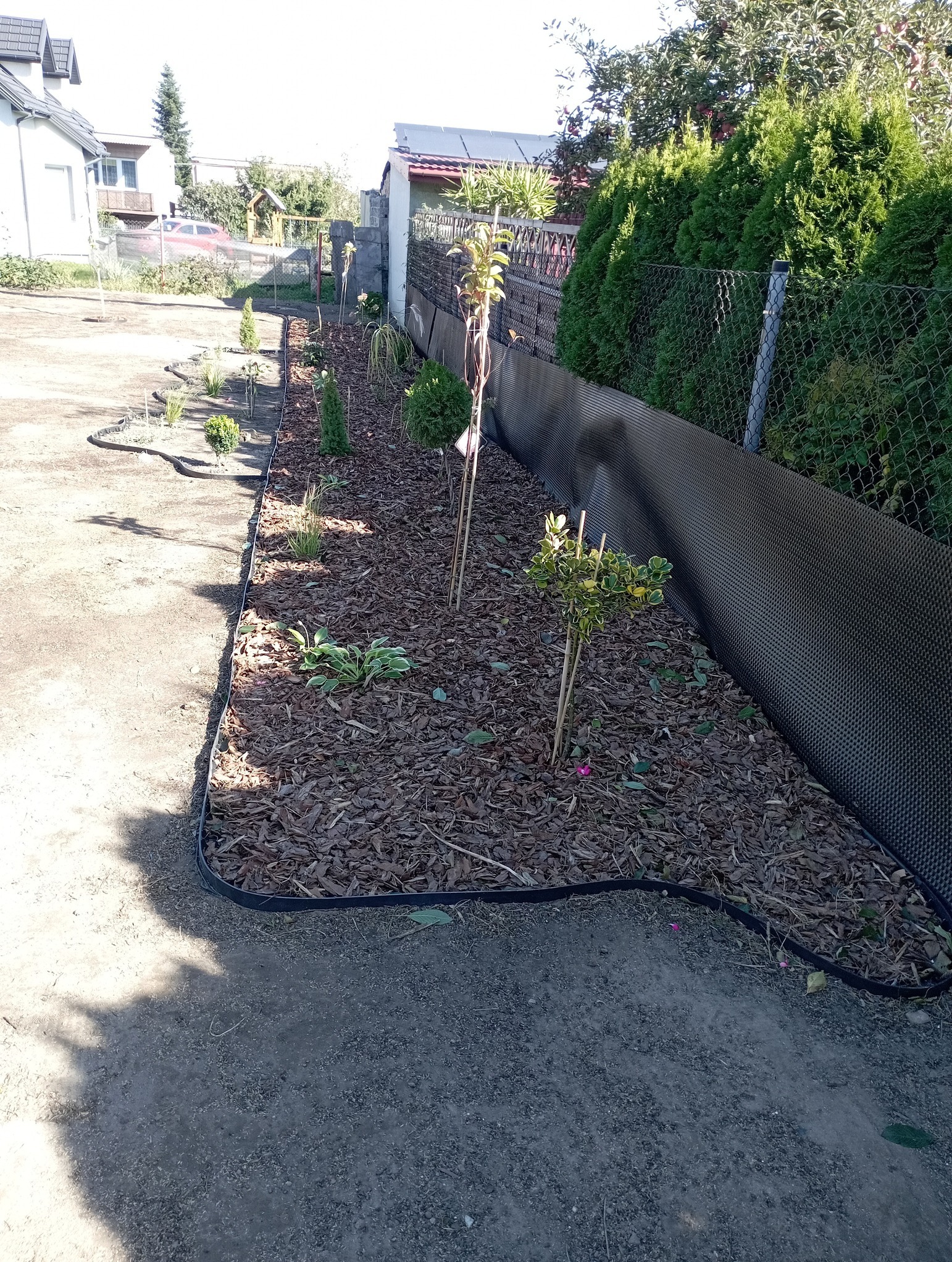 Zakładanie rabat z wyściółkowaniem, sadzeniem oraz obrzeżami i agrowłóknina