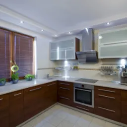 Kompleksowo wyposażona kuchnia z drewnianymi frontami szafek dolnych i przeszklonymi szafkami górnymi, oświetleniem punktowym, stalowym okapem i sprzętem AGD, uzupełniona o dekoracje okienne...