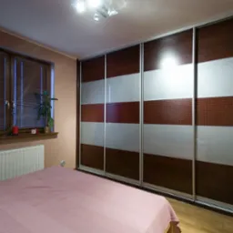 Szafa-garderoba z drzwiami przesuwnymi