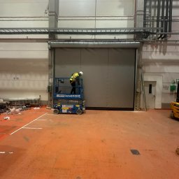 MiM Krystian Rumiński - Montaż przemysłowej bramy szybkobieżnej