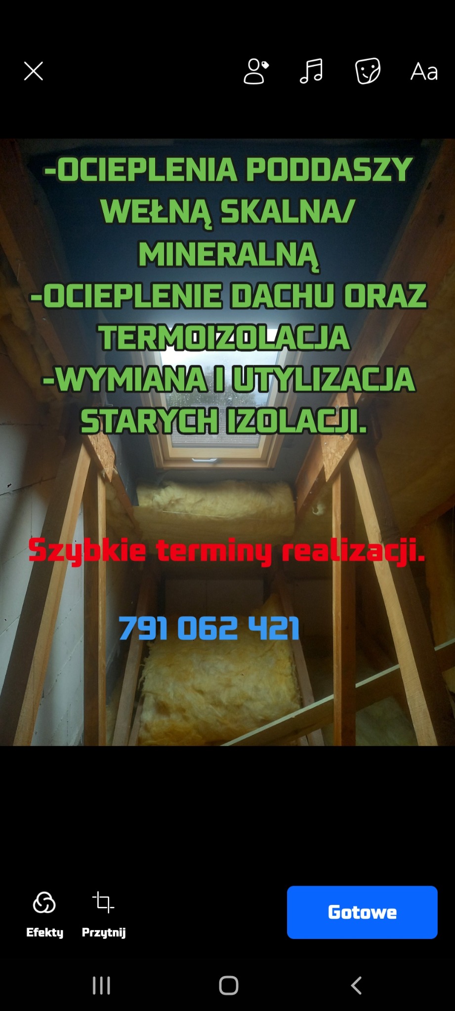 Ocieplenie poddasza wełną mineralną, widok od wewnątrz. Widoczne drewniane elementy konstrukcyjne i warstwa izolacji. Na zdjęciu tekst reklamowy i numer telefonu.