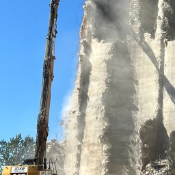 Koparka wyburzeniowa CAT 349 DEM70 o zasięgu roboczym 32m.