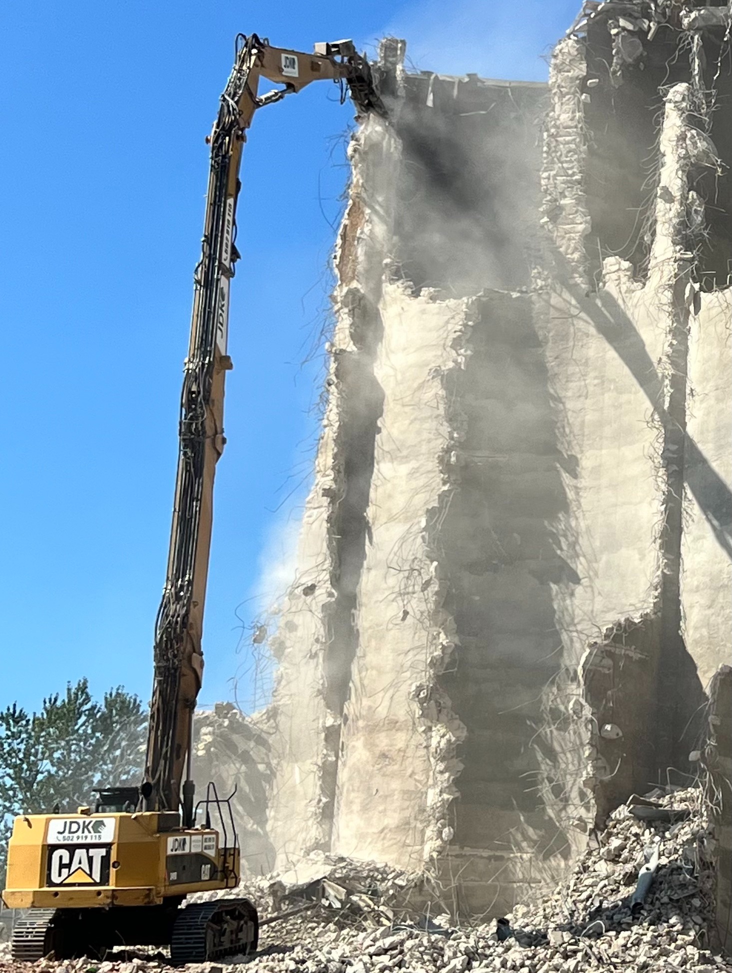 Koparka wyburzeniowa CAT 349 DEM70 o zasięgu roboczym 32m.