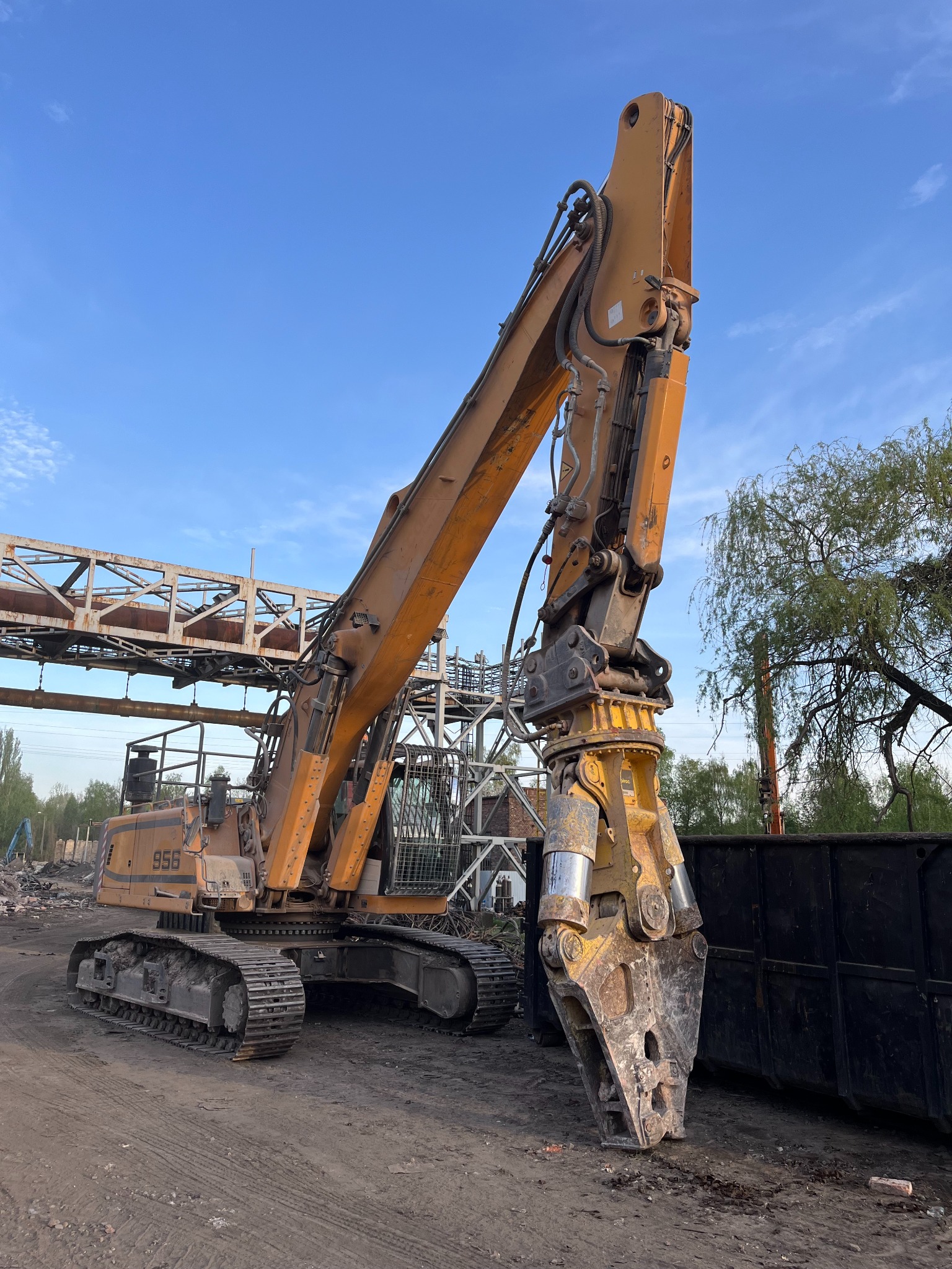 Liebherr R956 LC z nożycami wyburzeniowymi Epiroc CC5000C