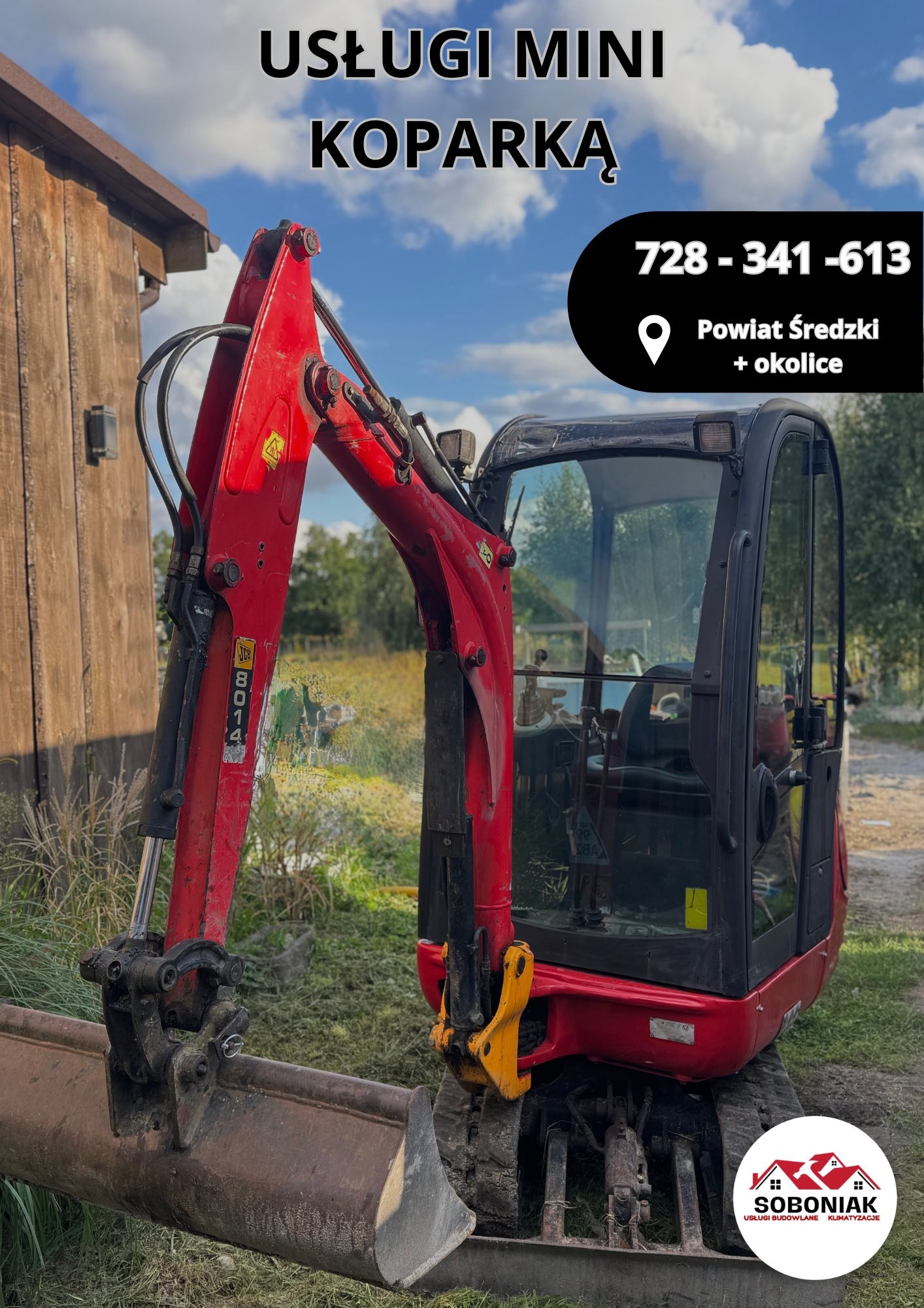 Czerwona mini koparka JCB 8014 z łyżką, na tle drewnianego budynku i błękitnego nieba. Widoczny numer telefonu i logo firmy Soboniak.