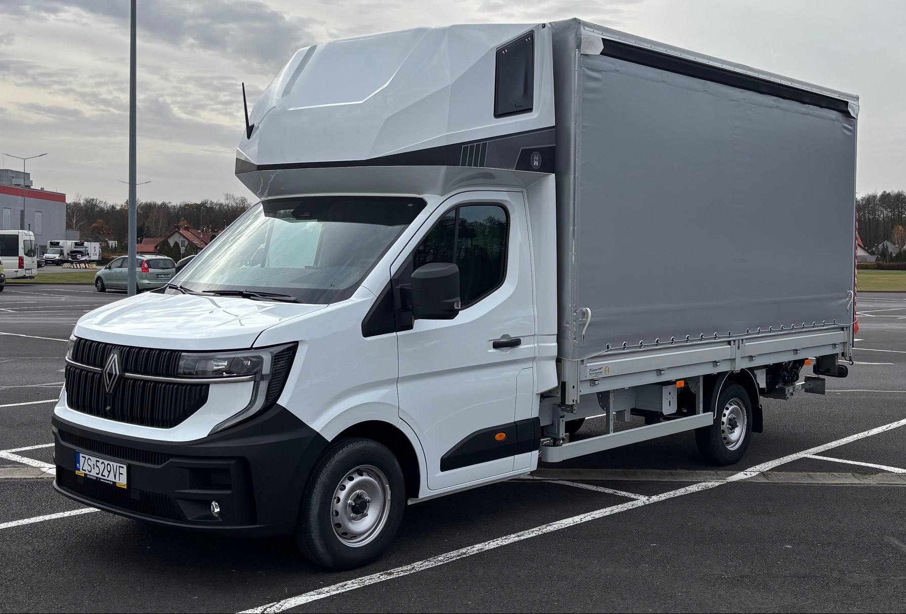 Nowe busy z windami . Wymiary przestrzeni ładunkowej to 4,5m x2,25m i H=2.30m.