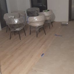 Położone panele grubości 1,2cm oraz ich zabezpieczenie 