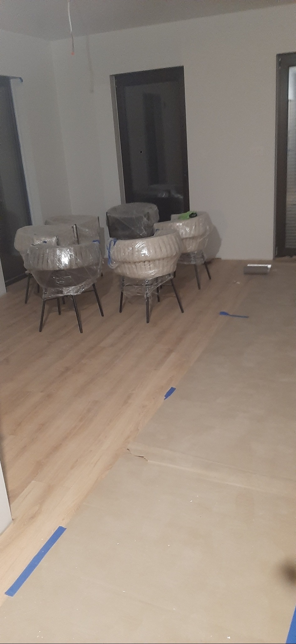 Położone panele grubości 1,2cm oraz ich zabezpieczenie