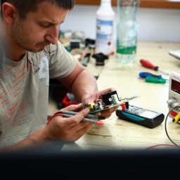 inż. Grzegorz IventSerwis.pl podczas naprawy płyty głównej Saeco Lirika w warsztacie przy ul. Rusałka 4b