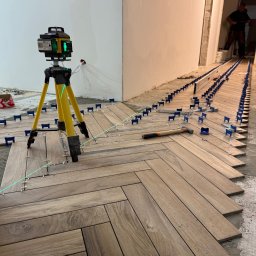 MODERN-TEC SPÓŁKA Z OGRANICZONĄ ODPOWIEDZIALNOŚCIĄ - Płytki w jodełkę