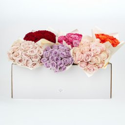 Mono-bukiety róż w różnych kolorach – eleganckie, jednolite kompozycje w stylu Rosalia Blooms. Każde zamówienie dostarczamy w takim samym, stylowym białym pudełku, jak na zdjęciu – estetycznym, bezpiecznym i gotowym do wręczenia jako prezent.