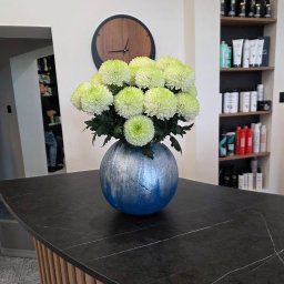 Kompozycja w dyni przygotowana na Halloween dla salonu fryzjerskiego w Tychach.
Subtelne połączenie nowoczesnej formy z sezonowym akcentem. Rosalia Blooms tworzy dekoracje dostosowane do okazji, pory roku i wnętrza — zawsze z myślą o estetyce i spójności.