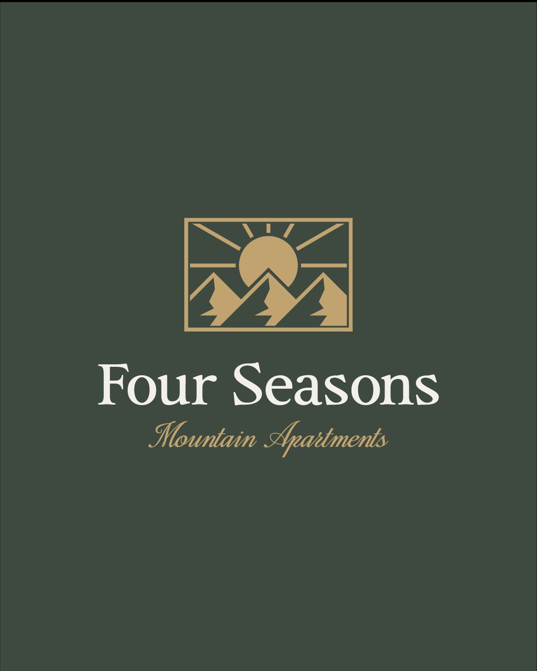 Logo 'Four Seasons Mountain Apartments' na ciemnozielonym tle. Grafika przedstawia słońce wschodzące nad trzema szczytami górskimi, umieszczone w prostokątnej ramce.