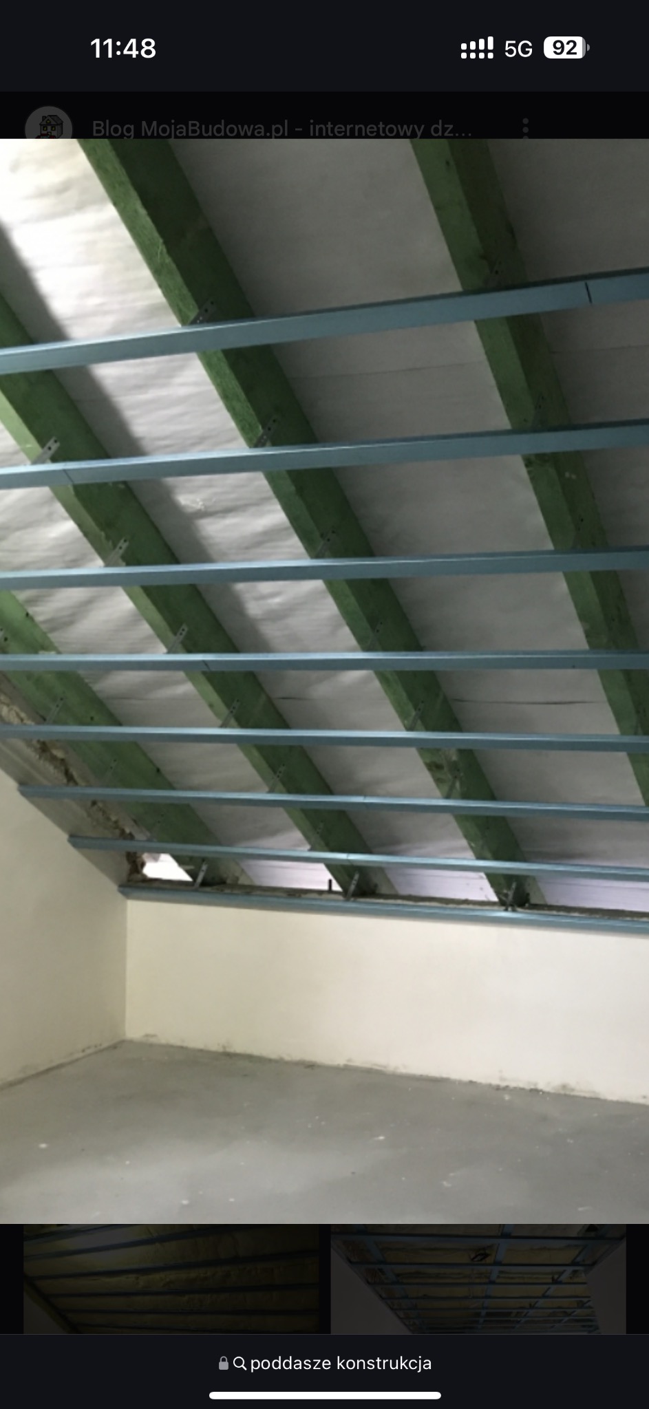 Szkielet poddasza z drewnianymi belkami i metalowymi profilami, przygotowany pod izolację i wykończenie. Widok z dołu, surowe ściany w tle.