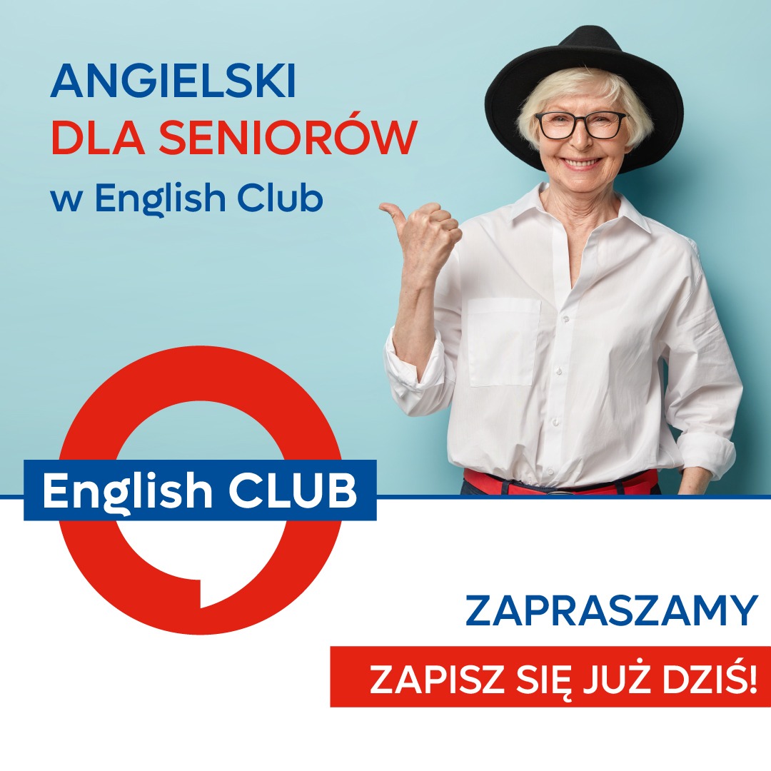 Angielski dla seniorów w English Club: uśmiechnięta seniorka w kapeluszu wskazuje na logo kursu. Zapraszamy, zapisz się już dziś! Jasne tło, pozytywna atmosfera.