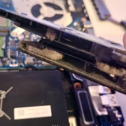 HUBINET Serwis Komputerowy i Usługi Informatyczne - Wnętrze wentylatorów chłodzących laptopa, widoczne po demontażu, przed czyszczeniem. Nagromadzony kurz i brud wewnątrz obudowy wentylatora.
