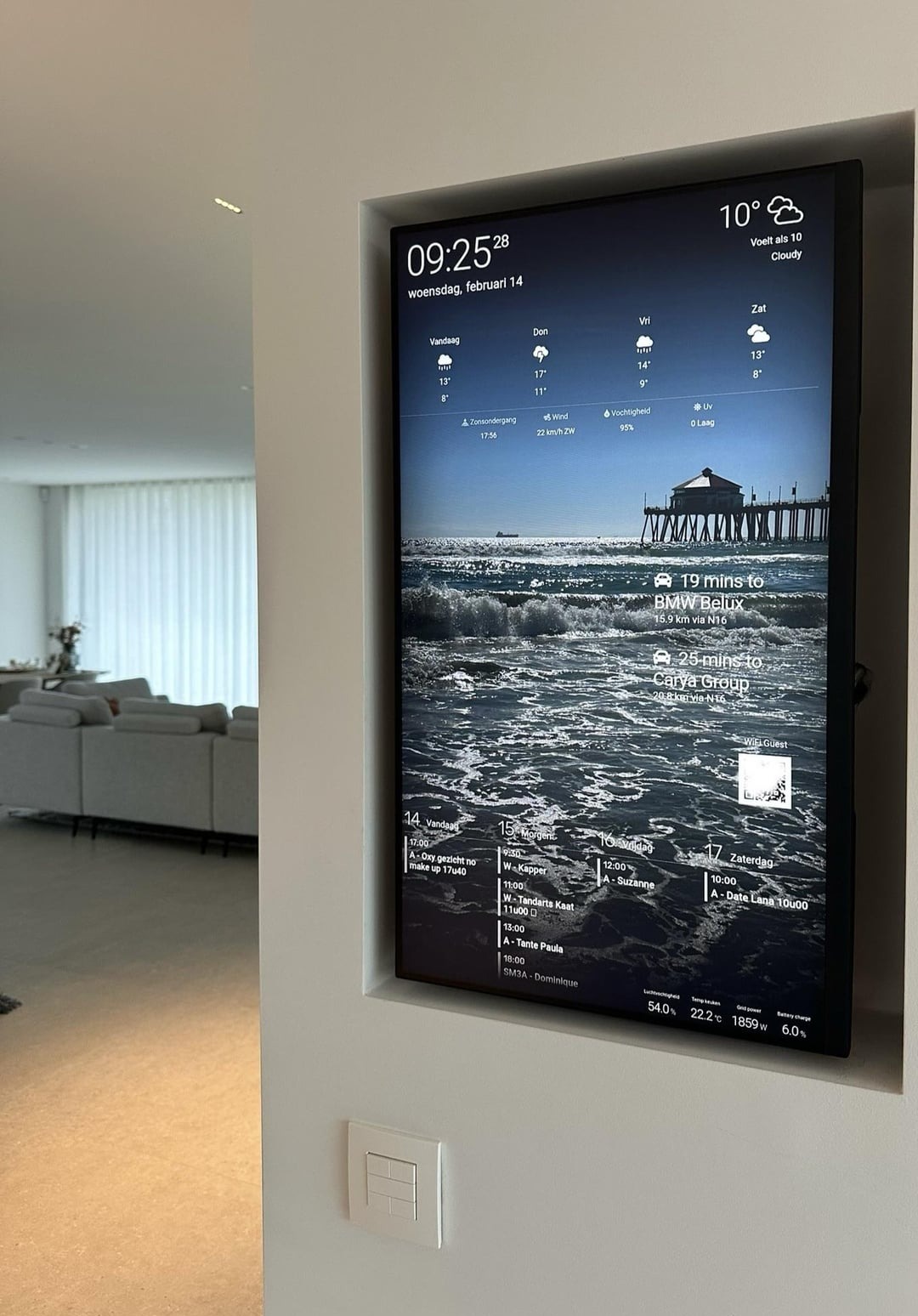 Inteligentne lustro wbudowane w ścianę, wyświetlające informacje o pogodzie, czasie, ruchu drogowym i kalendarzu. Nowoczesny design, minimalistyczne wnętrze.