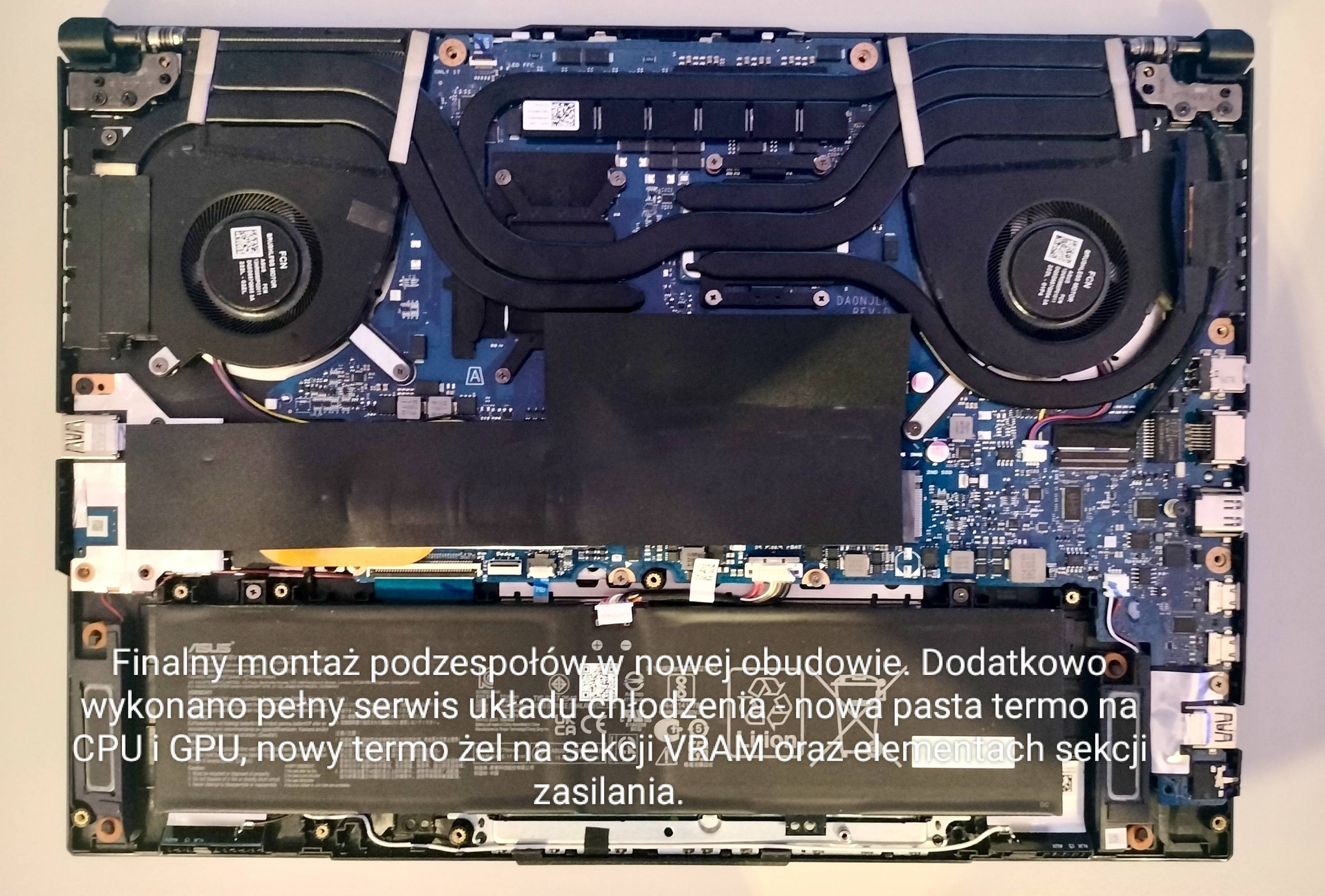 Wnętrze laptopa po serwisie: wentylatory, układ chłodzenia, płyta główna. Wymiana pasty termo na CPU/GPU, termożelu na VRAM. Finalny montaż podzespołów w nowej obudowie.