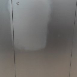 Na szafki nakładane były różne preparaty nabłyszczające. 
Używając tylko wody i specjalnych czyściw odzyskaliśmy naturalny kolor powierzchni oraz została ona odtłuszczona i zdezynfekowana. 