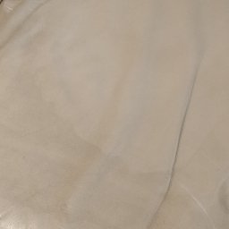 Skórzana kanapa wyczyszczona sama woda za pomocą specjalnego czyściwa. Skóra odzyskała piękny kolor i swój blask. 