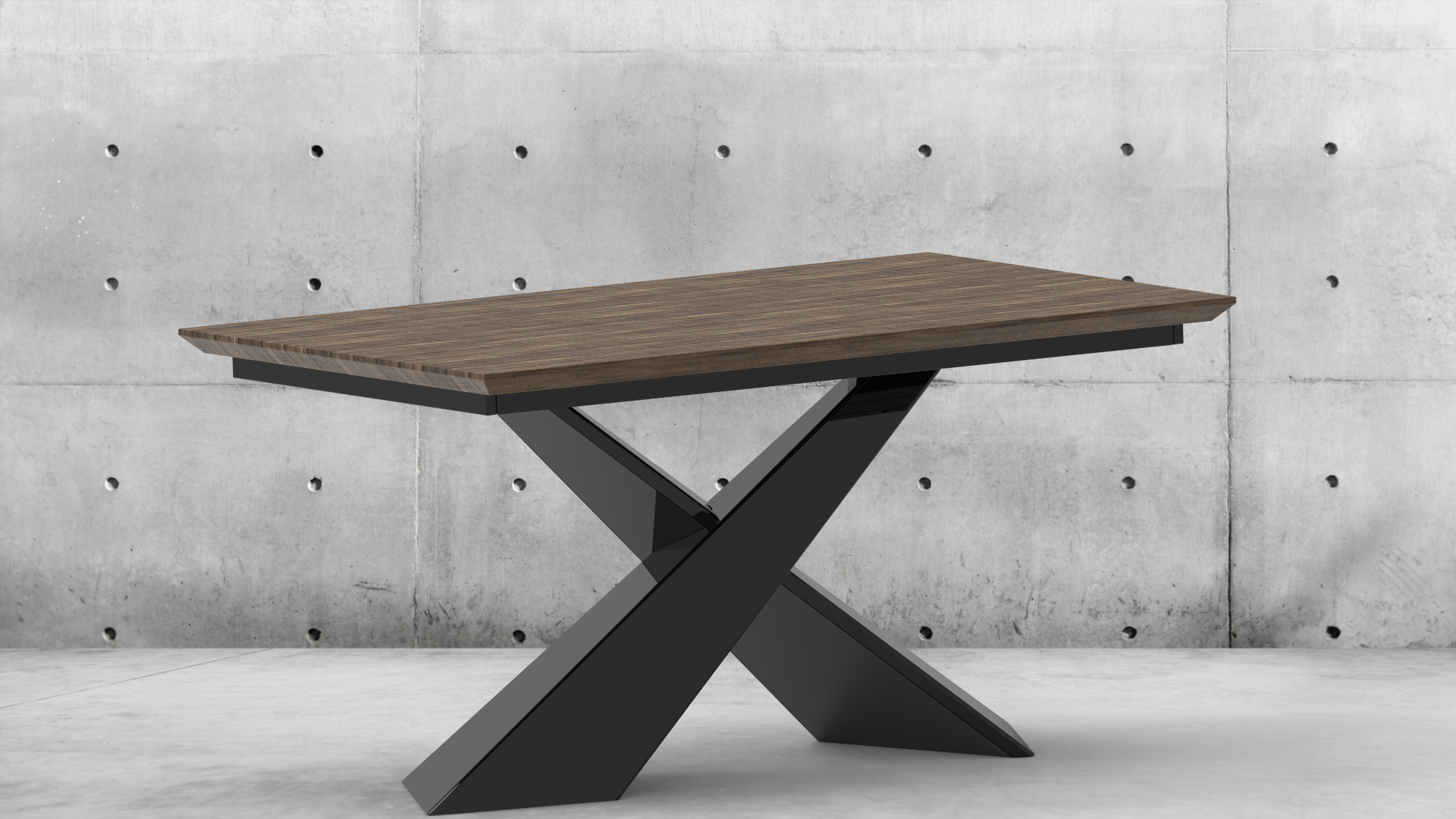 Stół z blatem z ciemnego drewna i czarną, metalową podstawą w kształcie litery X, na tle surowej, betonowej ściany z widocznymi otworami. Minimalistyczny design.