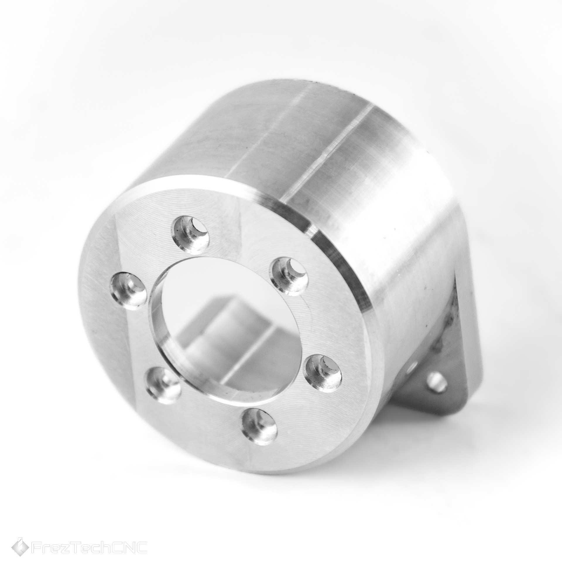 Precyzyjnie wykonany, srebrny element z metalu z otworami, obrobiony w Koszęcinie. Widoczne ślady po frezowaniu, gładka powierzchnia, ostre krawędzie.