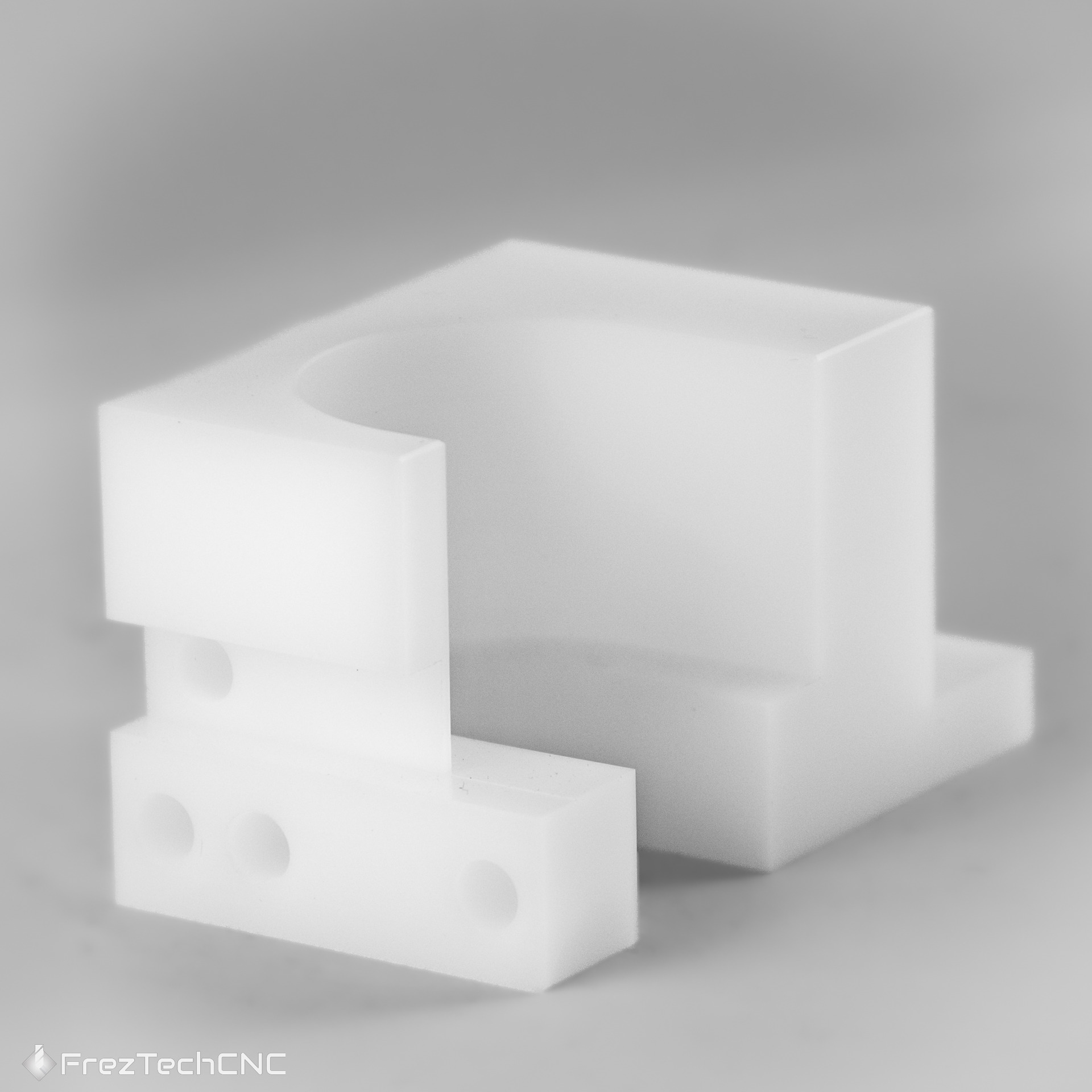 Biały, precyzyjnie wykonany element z tworzywa sztucznego z trzema otworami, wyprodukowany metodą skrawania. Widoczne delikatne ślady obróbki.