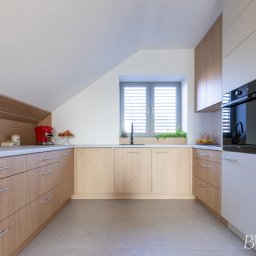 Dom z lat 50. na Jeżycach w Poznaniu przeszedł kompleksową metamorfozę.
Zachowaliśmy jego charakter, jednocześnie dostosowując wnętrza do współczesnych potrzeb.
To projekt, w którym historia spotyka się z nowoczesnym komfortem.