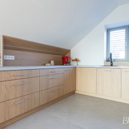 Dom z lat 50. na Jeżycach w Poznaniu przeszedł kompleksową metamorfozę.
Zachowaliśmy jego charakter, jednocześnie dostosowując wnętrza do współczesnych potrzeb.
To projekt, w którym historia spotyka się z nowoczesnym komfortem.