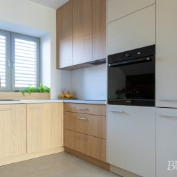 Dom z lat 50. na Jeżycach w Poznaniu przeszedł kompleksową metamorfozę.
Zachowaliśmy jego charakter, jednocześnie dostosowując wnętrza do współczesnych potrzeb.
To projekt, w którym historia spotyka się z nowoczesnym komfortem.