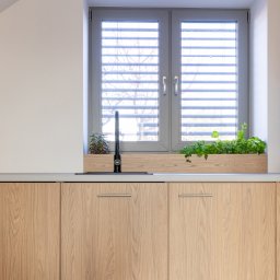 Dom z lat 50. na Jeżycach w Poznaniu przeszedł kompleksową metamorfozę.
Zachowaliśmy jego charakter, jednocześnie dostosowując wnętrza do współczesnych potrzeb.
To projekt, w którym historia spotyka się z nowoczesnym komfortem.