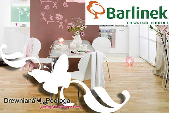 Jasna drewniana podłoga w jadalni z białymi krzesłami i stołem nakrytym do posiłku, dekoracje kwiatowe na ścianie i stole, logo firmy Barlinek w rogu.
