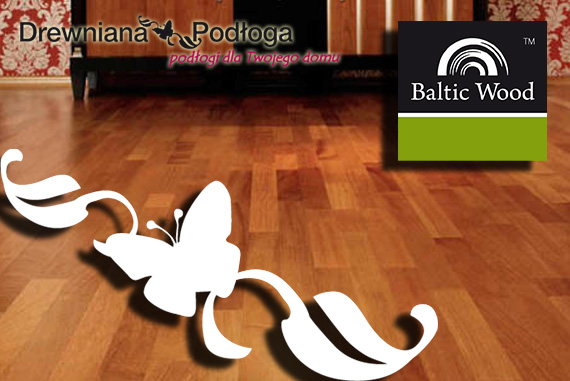 Błyszcząca, lakierowana podłoga z drewna w odcieniach brązu, z nałożonym logo firmy i dekoracyjnym, białym motywem motyla i liści.