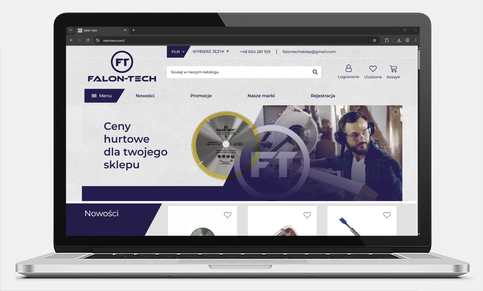 Laptop wyświetla stronę internetową Falon-Tech z ofertą cen hurtowych i nowości. Widoczne logo FT, menu, wyszukiwarka i ikony logowania, ulubionych i koszyka.