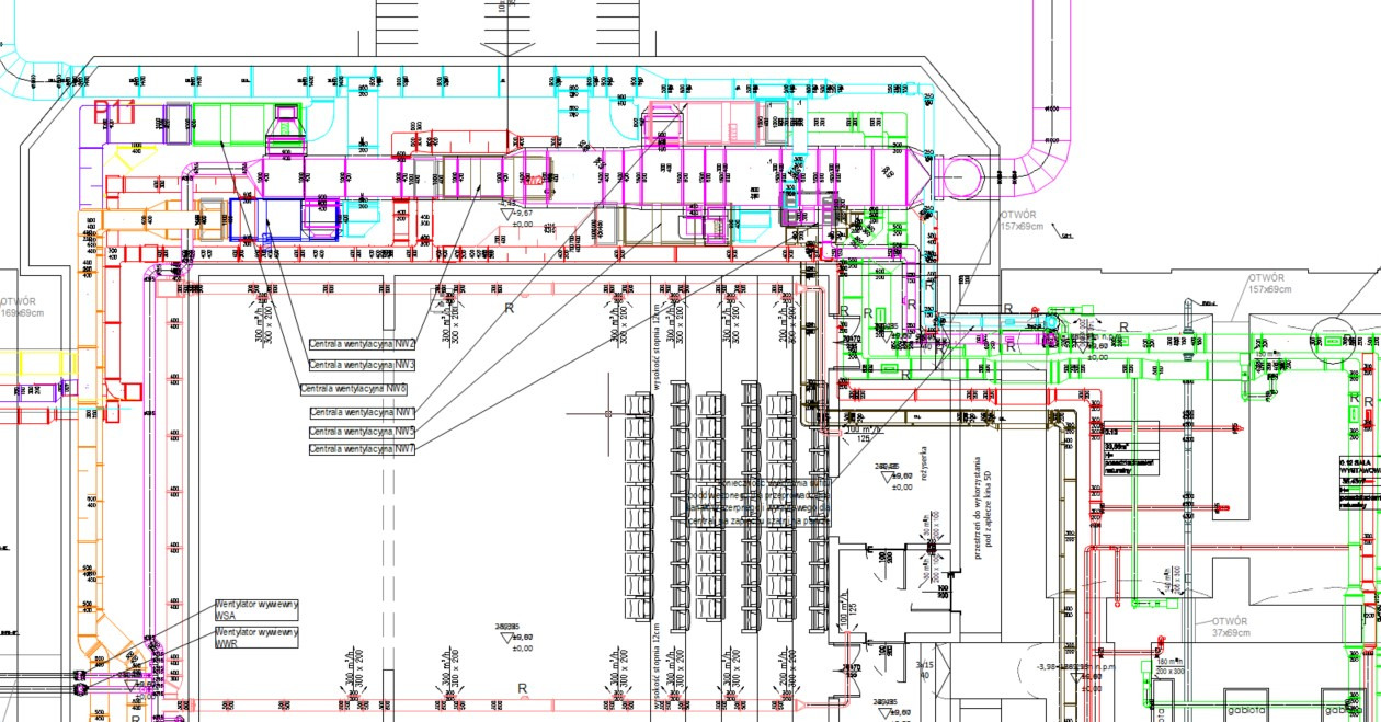 Szczegółowy plan instalacji wentylacyjnej z oznaczeniami central wentylacyjnych i wentylatorów wywiewnych, przedstawiony w formie rysunku technicznego z wymiarami.