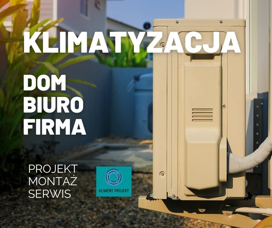 Klimatyzator zewnętrzny w jasnej obudowie, z widocznymi elementami montażowymi i fragmentem instalacji. Tło stanowi budynek i zieleń. Napisy reklamowe nałożone na zdjęcie.