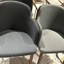 Po lewej stronie wyczyszczone ekstrakcyjnke krzesło restauracyjne