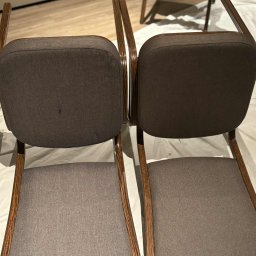 Po lewej stronie wyprane krzesło restauracyjne