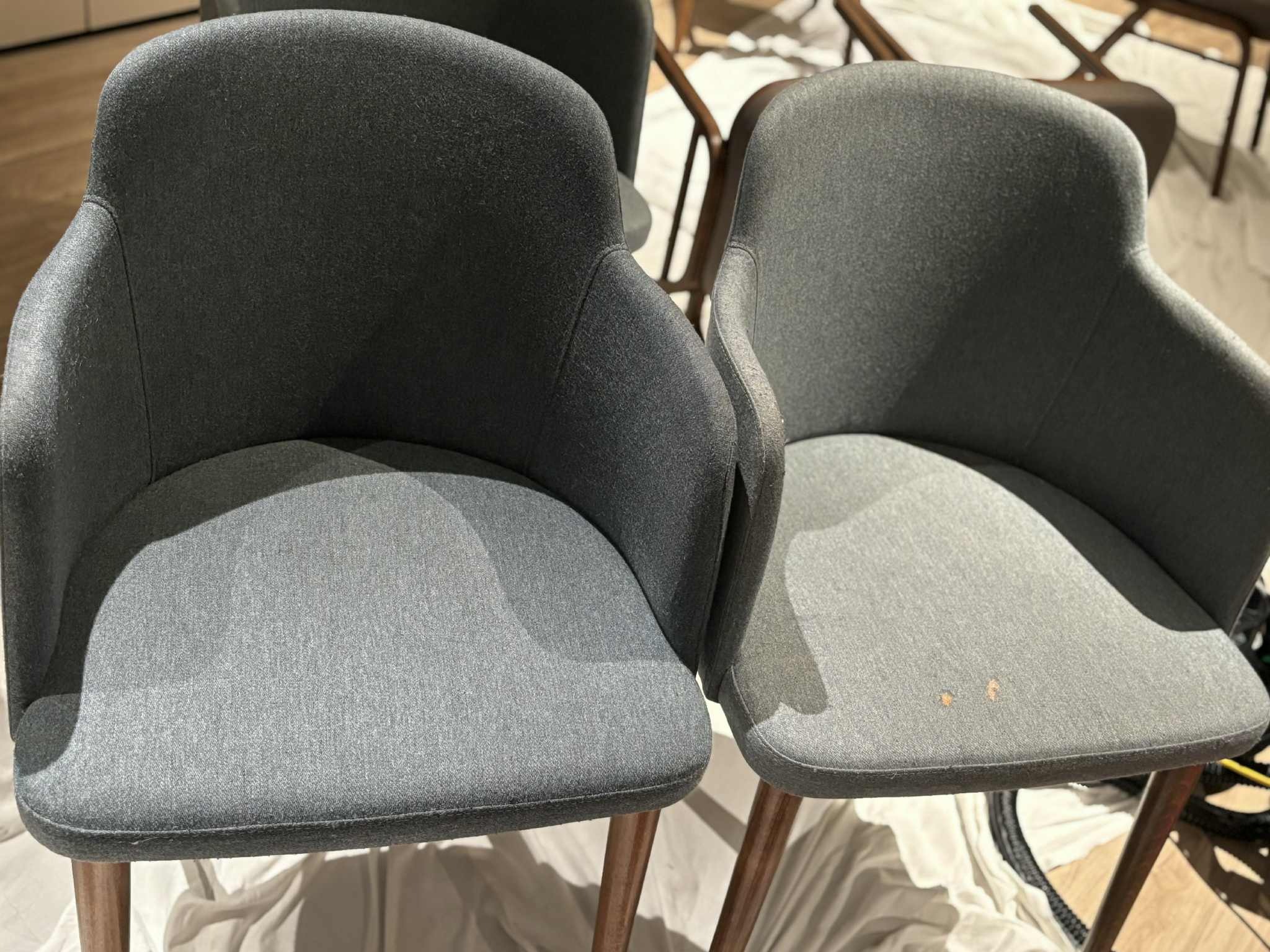 Po lewej stronie wyczyszczone ekstrakcyjnke krzesło restauracyjne