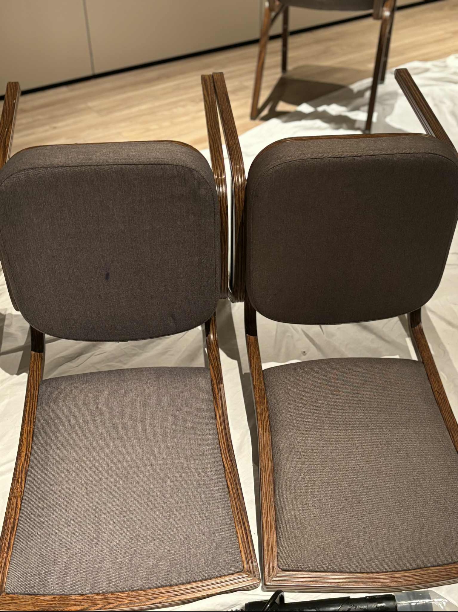 Po lewej stronie wyprane krzesło restauracyjne