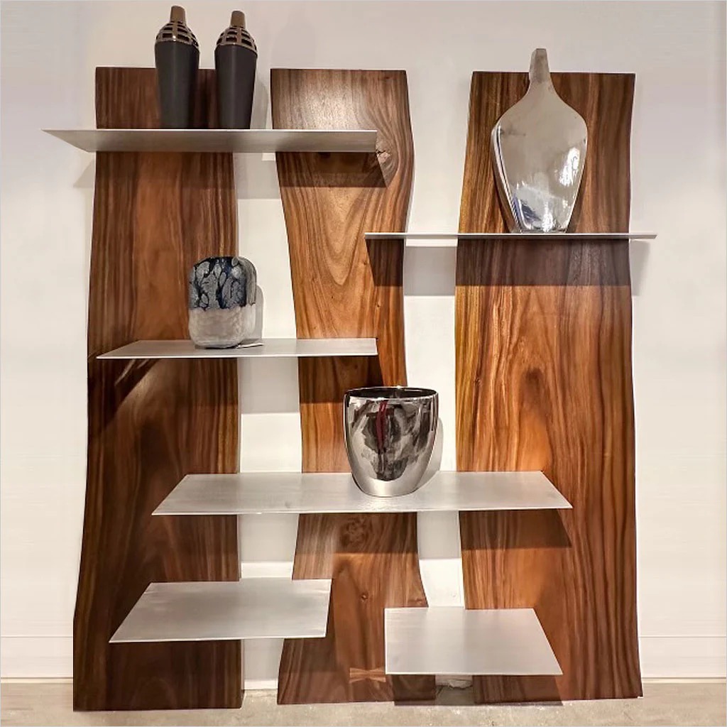 Asymetryczna półka z drewna i metalu, z naturalnymi krawędziami, eksponująca dekoracyjne wazony i naczynia na tle białej ściany. Nowoczesny design.