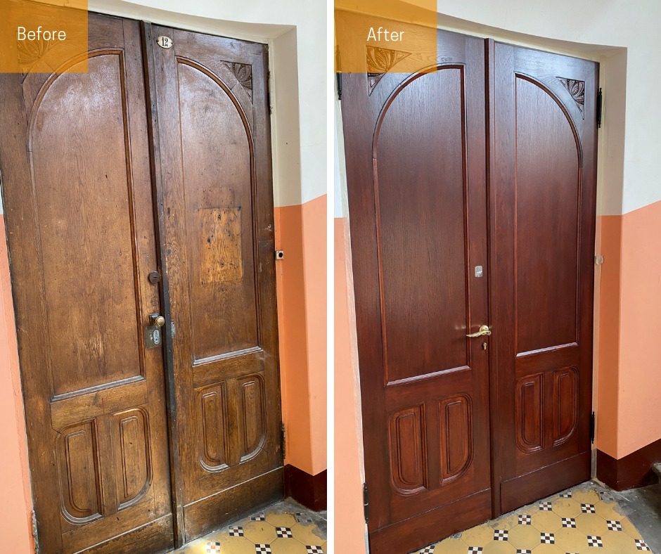 Renowacja dwuskrzydłowych drzwi drewnianych: widok przed i po odświeżeniu, ukazujący różnicę w kolorze i wykończeniu. Detale zdobień zachowane.