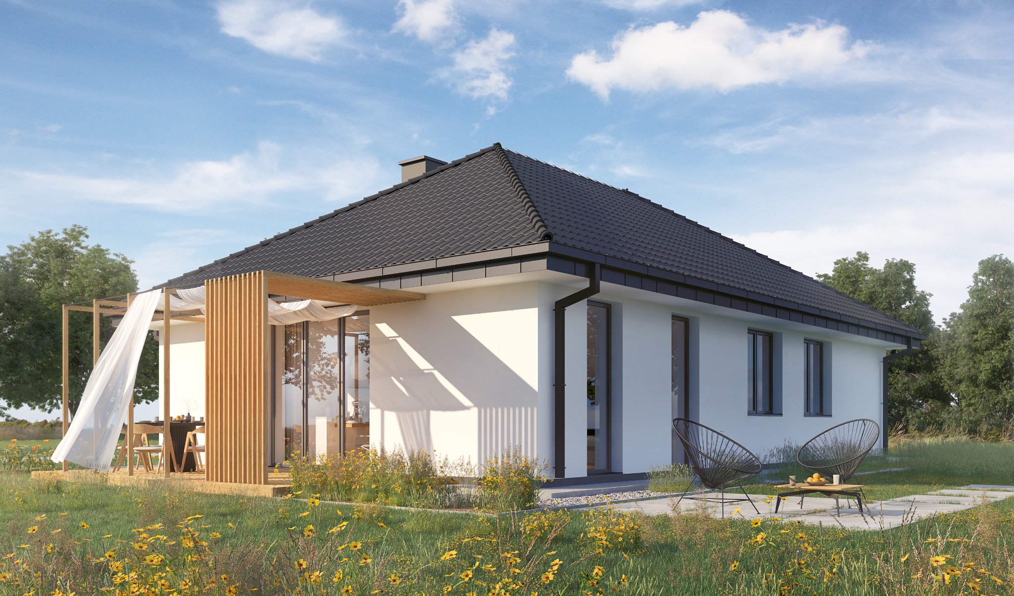 Nowoczesny dom z białymi ścianami i ciemnym dachem, otoczony zielenią i kwiatami. Widoczna pergola z zasłonami i meble ogrodowe. Słoneczny dzień.