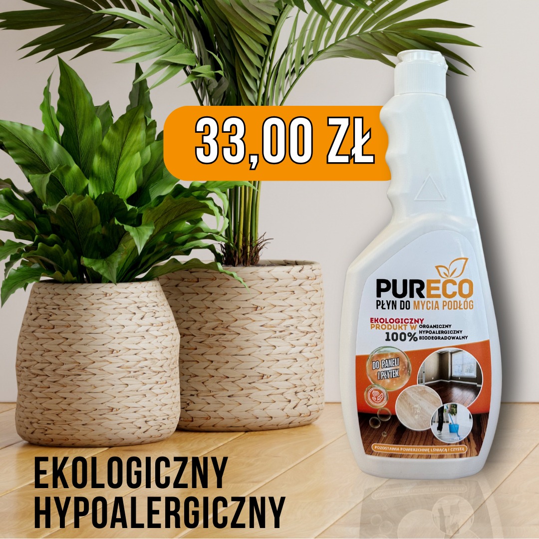 Butelka ekologicznego płynu do mycia podłóg Pureco, z ceną 33 zł, na drewnianej podłodze, obok dwóch roślin w plecionych doniczkach. Produkt hipoalergiczny i biodegradowalny.